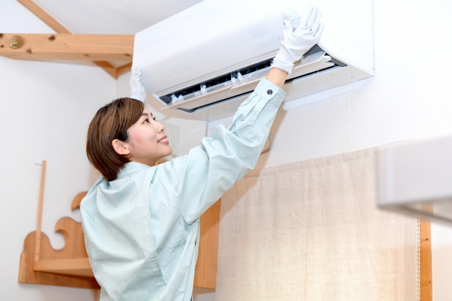 エアコンの清掃作業中の写真